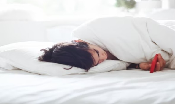 طبيبة عيون تكشف العلاقة بين قلة النوم وضعف البصر