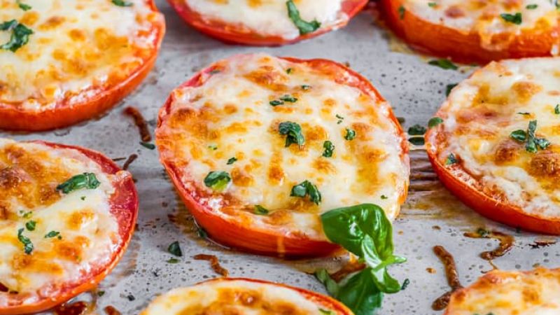 الطماطم المخبوزة بالبارميزان والموزاريلا