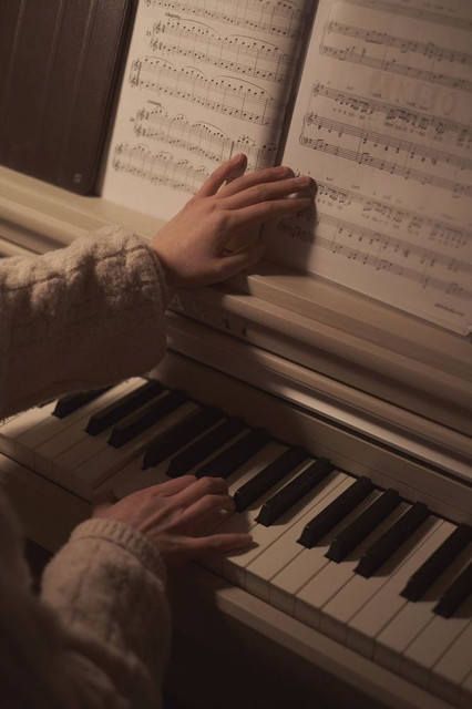 عَلى الحُور العَتِيقْ