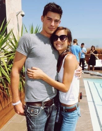 Jessica-Adam-jessica-stroup-8534604-329-423.jpg